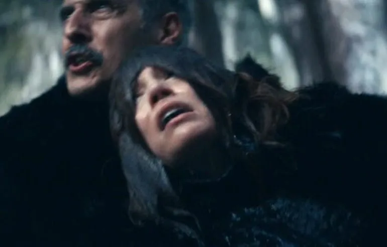 Irv segura Helena com força enquanto ela se debate, desesperada para escapar da tentativa de afogamento na neve. Helena Eagan desmascarada por Irving.