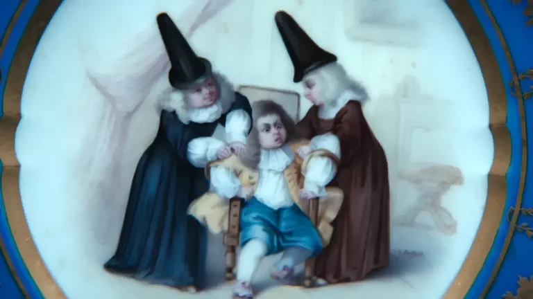 Prato usado por Helena no café da manhã, contendo uma ilustração enigmática em Ruptura 2x09: Curiosidades e Easter Eggs.