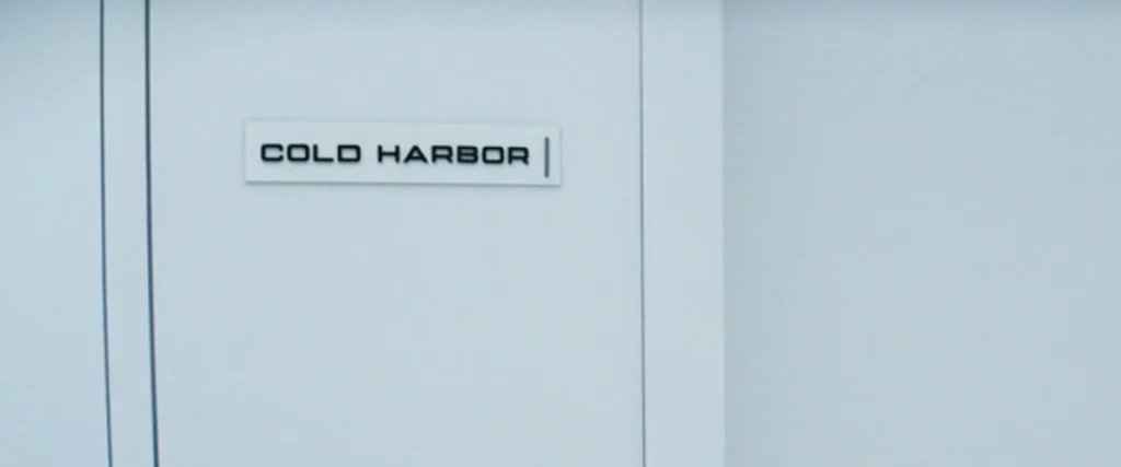 Porta da sala de Cold Harbor mostradas nos corredores da Lumon em Ruptura.