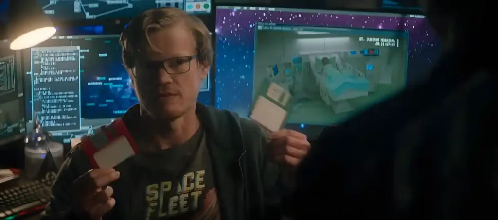 Nanette escuta a proposta do clone de Daly, que oferece duas opções: salvar seus amigos digitais ou retornar à vida no mundo real. - USS Callister Infinity explicado