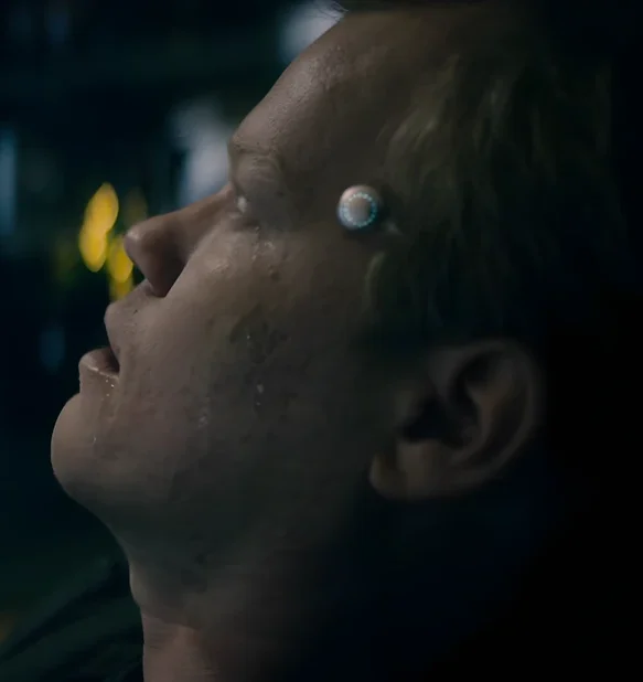 Robert Daly inconsciente no mundo real, incapaz de sair do jogo, no final de USS Callister.