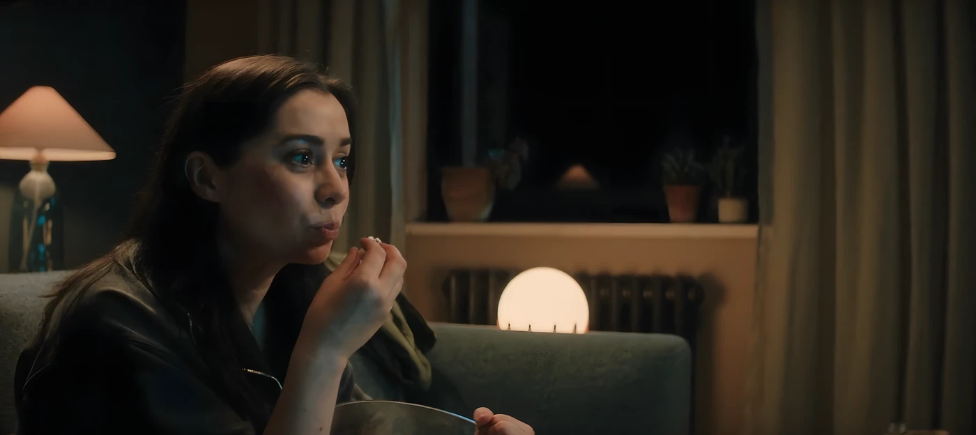 Nanette comendo pipoca enquanto observa seu novo futuro em USS Callister Infinity.
