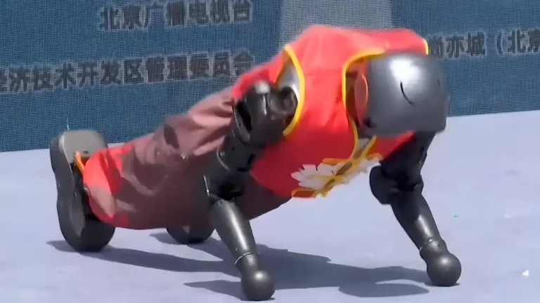 Robô humanoide vestido com roupa tradicional chinesa realiza flexão durante evento esportivo em Pequim, parte da primeira meia maratona de robôs na China.