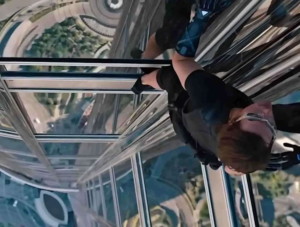 Tom Cruise escalando o Burj Khalifa em Dubai sem dublê no filme Missão: Impossível - Protocolo Fantasma (2011). Cena foi filmada a mais de 800 metros de altura.