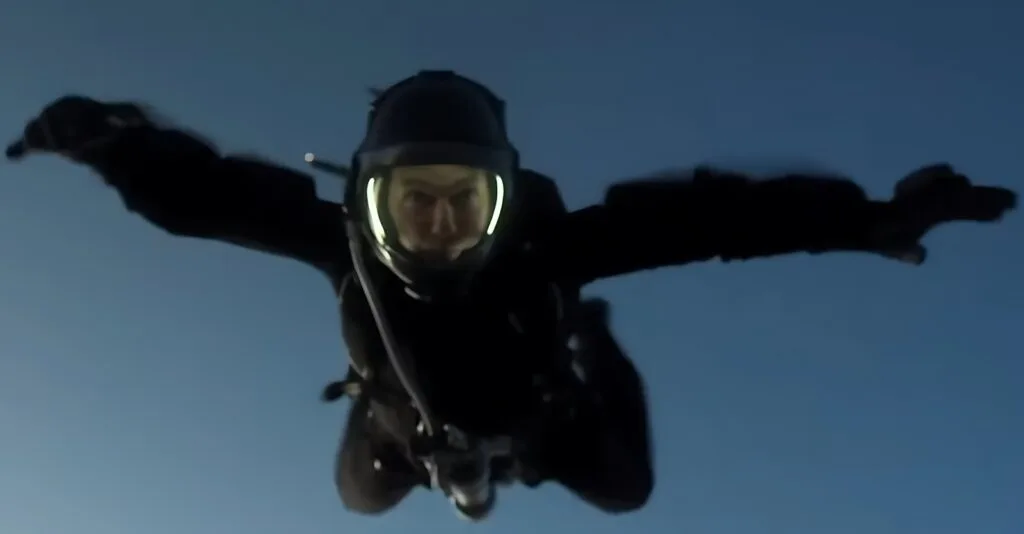 Salto HALO feito por Tom Cruise a mais de 7.600 metros de altura em Missão: Impossível - Efeito Fallout (2018).