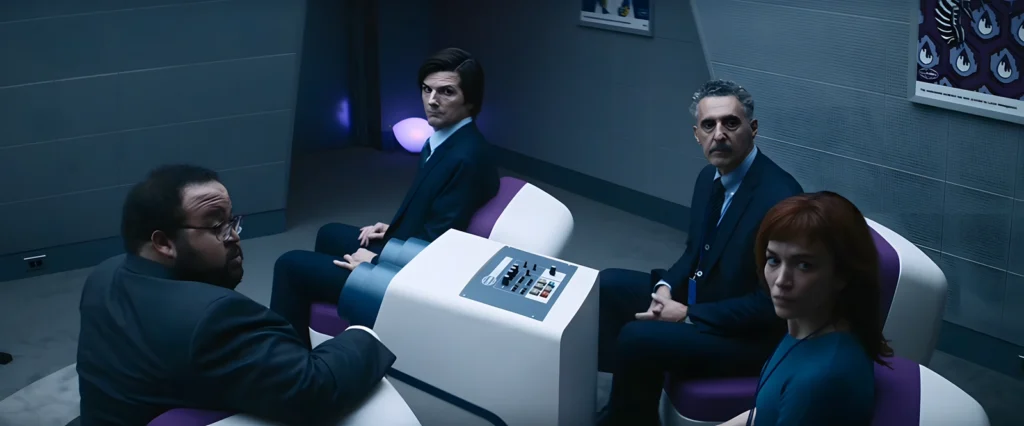 Milchick explica aos internos que agora o setor de descanso não possui câmeras nem microfones, oferecendo privacidade para que decidam se querem continuar na Lumon. Episódio 2x01 de Ruptura