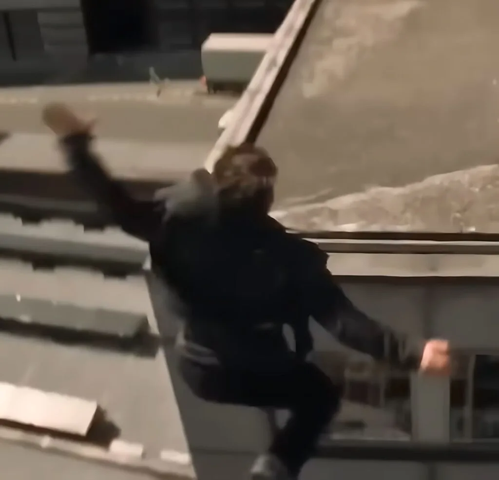 Ator saltando entre prédios e fraturando o tornozelo durante as filmagens de Missão: Impossível - Efeito Fallout (2018).