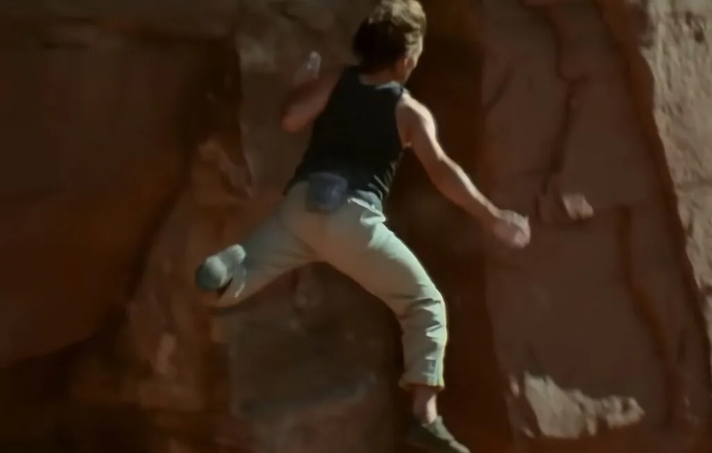 Tom Cruise escalando um penhasco real em Utah na abertura de Missão: Impossível 2 (2000), sem uso de cordas visíveis.