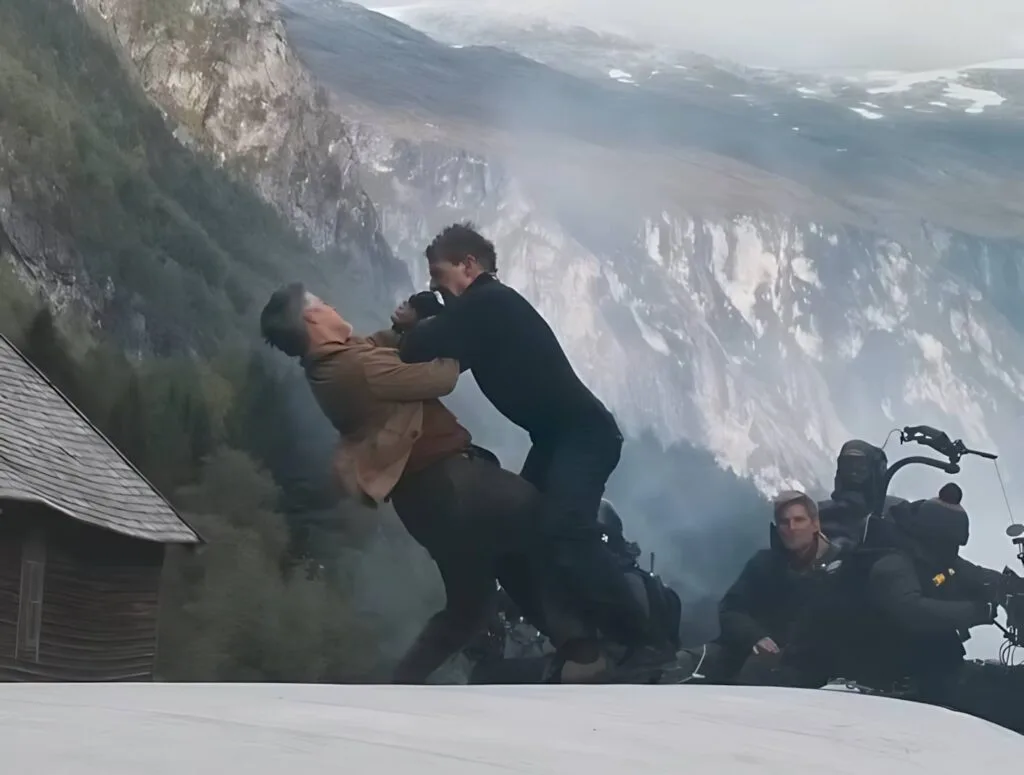 Cena do trem em movimento com o ator principal gravada em estrutura real para Missão: Impossível - Acerto Final Parte 1 (2023).