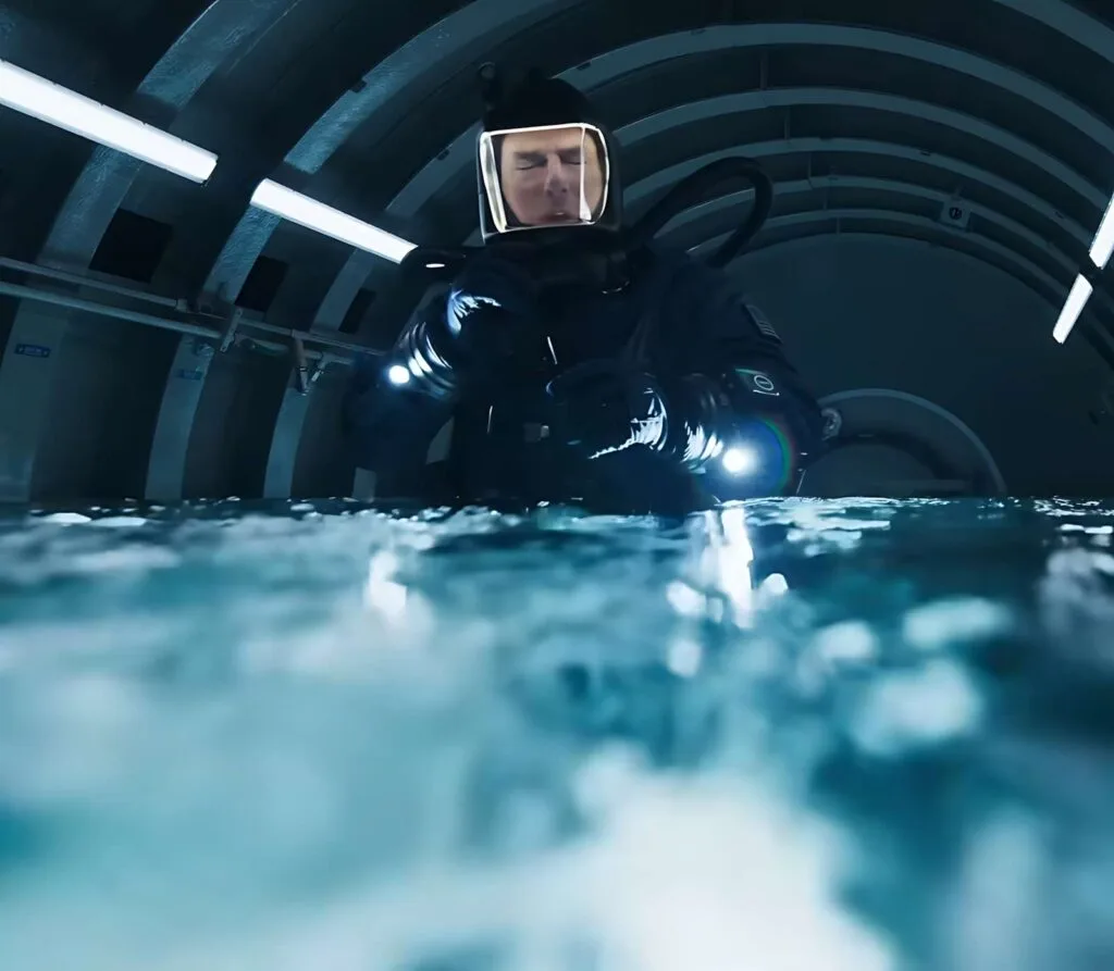 Ator em cena submersa real dentro de tanque com 8,5 milhões de litros de água em Missão: Impossível - Acerto Final Parte 2 (2025).