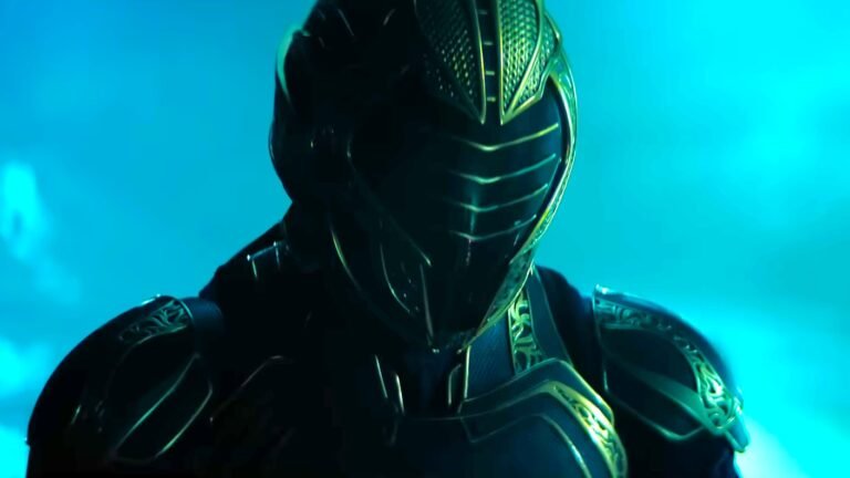 Imperador da linhagem Cleônica com armadura cerimonial, em cena escura e atmosférica da terceira temporada de Foundation, série da Apple TV+.