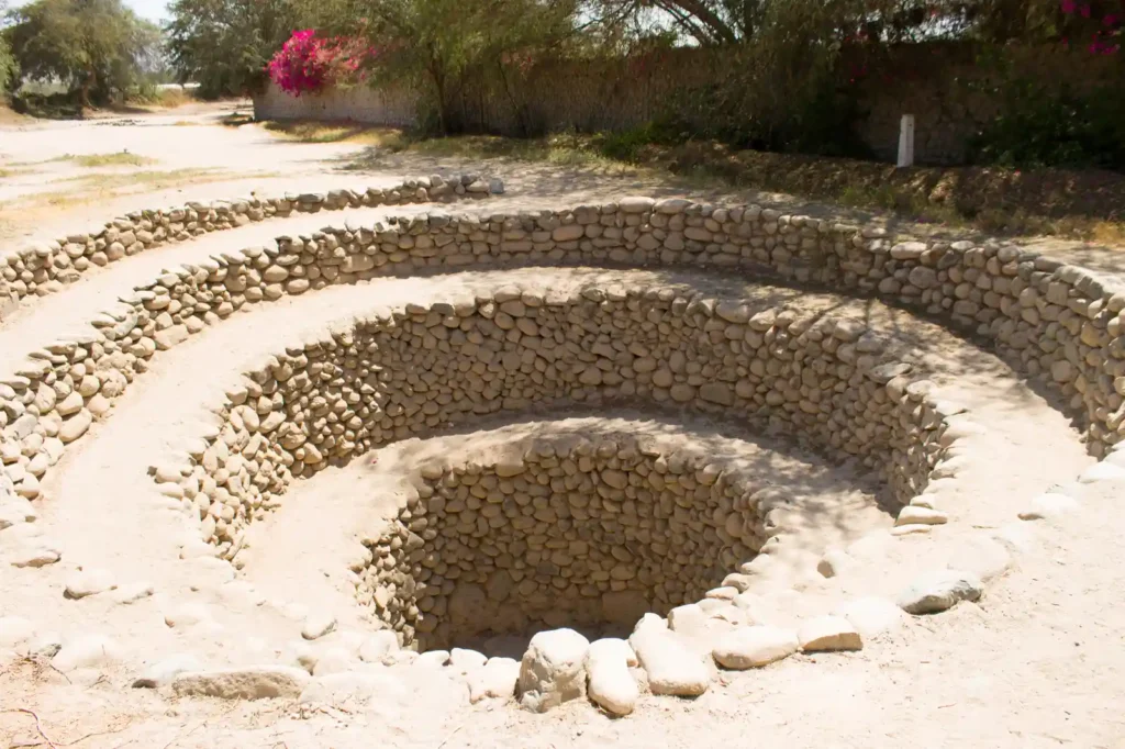 Aqueduto de Cantalloc, em Nazca, construído pelo povo Nazca com pedras dispostas em espiral para captar água subterrânea.