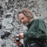 Robert Schoch durante expedição em Belintash, Bulgária, local associado a possíveis rituais antigos.