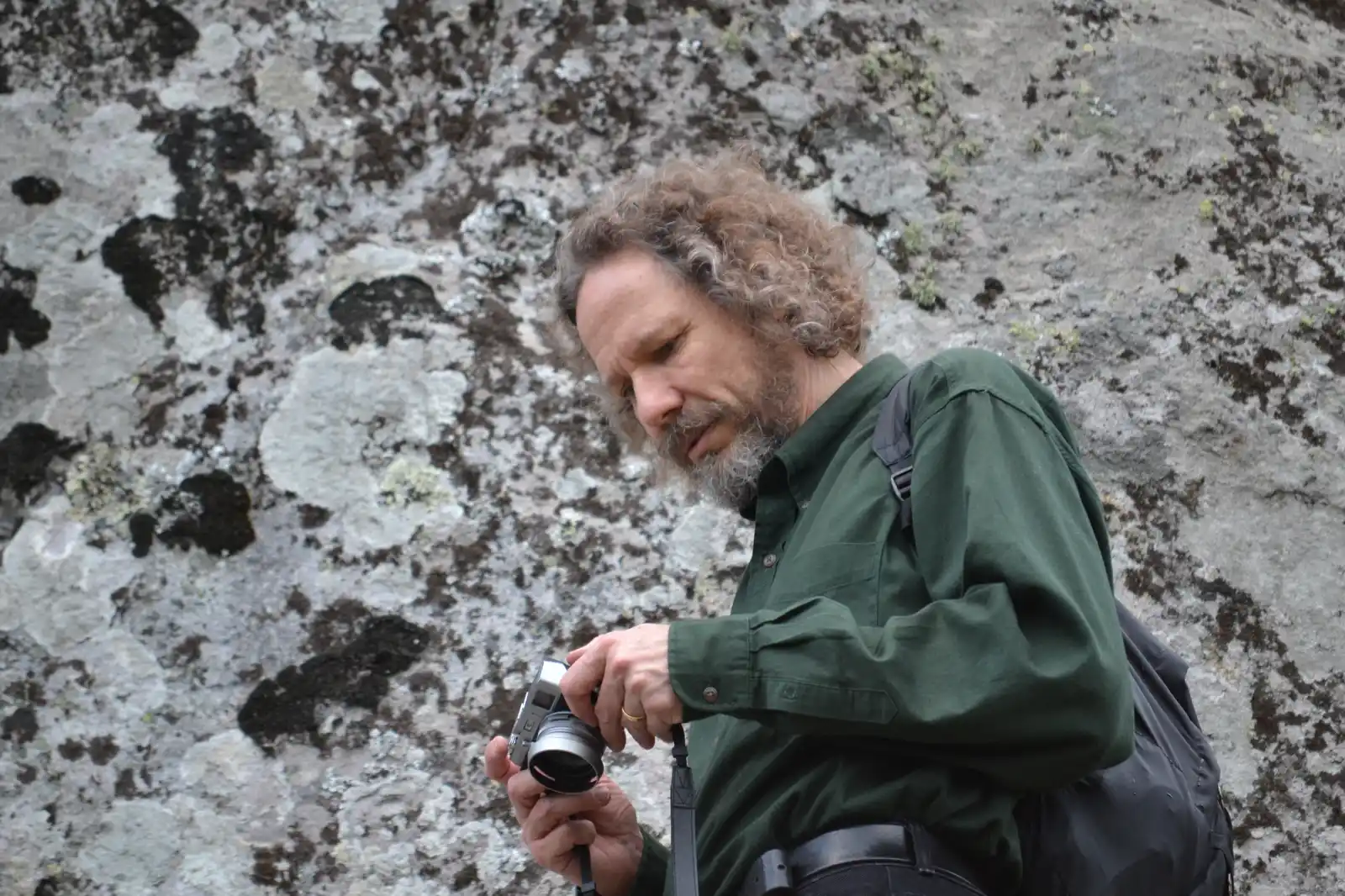 Robert Schoch durante expedição em Belintash, Bulgária, local associado a possíveis rituais antigos.