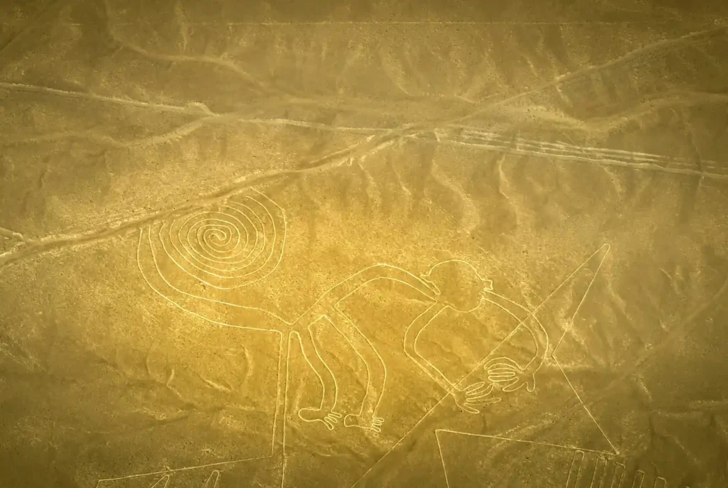 Geoglifo do macaco com cauda espiralada nas Linhas de Nazca, no Peru, capturado de uma vista aérea.