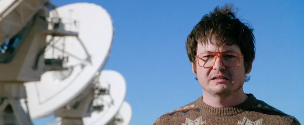 A scientist in Pluribus manages to decode the signal associated with the virus, beginning the understanding of the phenomenon altering humanity.